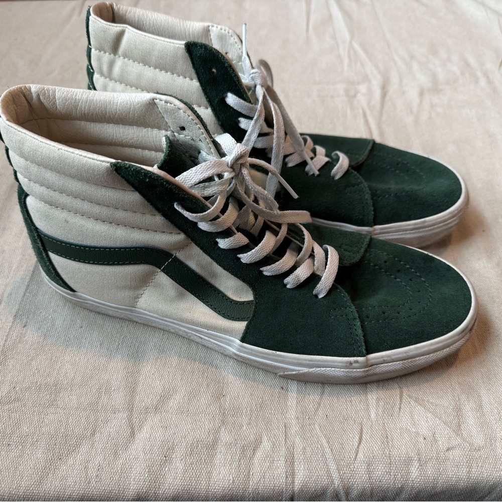 High top green vans size 10
Good pre owned condition